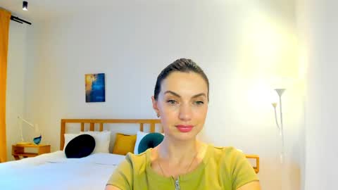 Mia online show from December 2024 10:38:02 AM
