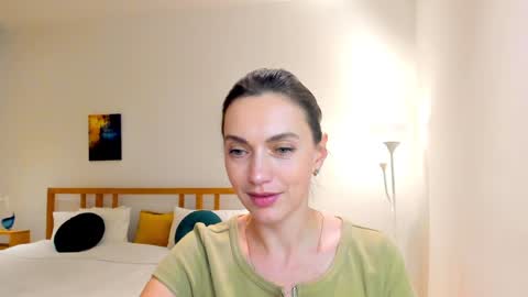 Mia online show from December 2024 07:54:02 PM