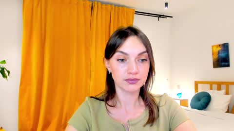 Mia online show from December 2024 01:01:02 PM