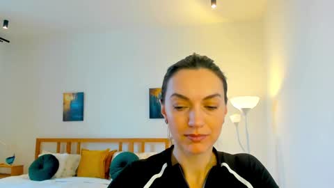 Mia online show from December 2024 07:48:01 AM