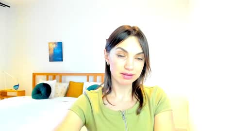 Mia online show from December 2024 12:07:02 PM