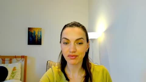 Mia online show from December 2024 12:00:02 PM