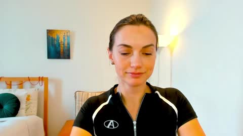 Mia online show from December 2024 11:09:01 AM