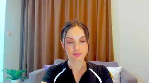 Mia online show from September 2025 10:26:01 AM