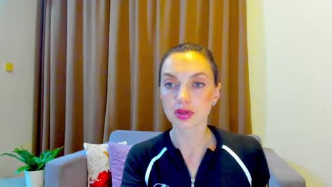 Mia online show from September 2025 03:13:02 PM