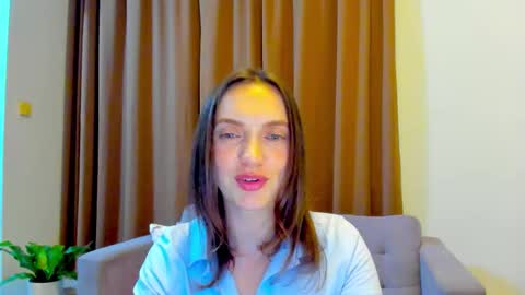Mia online show from September 2025 01:02:02 PM