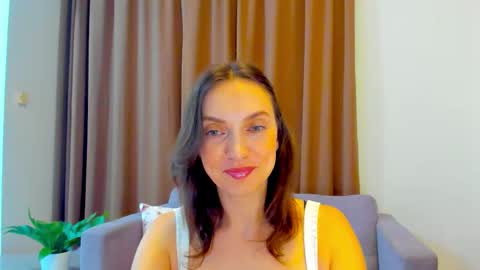 Mia online show from September 2025 10:18:02 AM