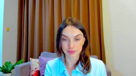 Mia online show from October 2025 12:03:02 PM