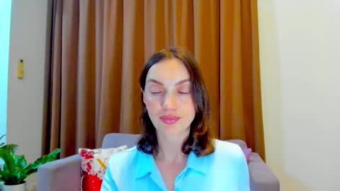 Mia online show from October 2025 02:12:01 PM