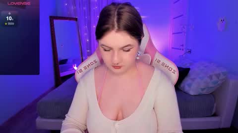 Julia  online show from December 2025 08:23:01 AM