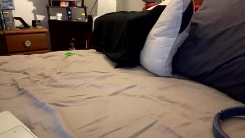 lowkey42011 online show from October 2025 02:32:02 PM