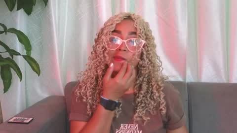 luana_curly online show from April 2026 07:48:01 PM