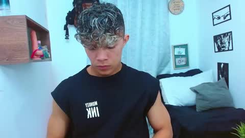 Lucas Luxx online show from November 2025 01:22:01 PM