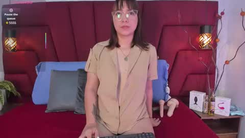 Snapshot of lucia_guzman chatting on October 2025 10:22:02 PM online show from October 2025 10:22:02 PM