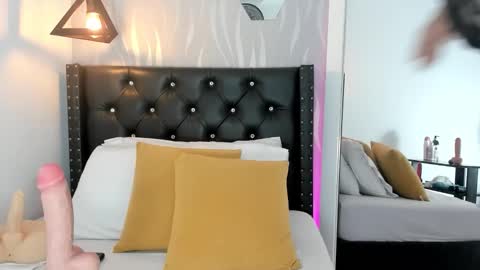 Lucia online show from November 2025 07:37:01 PM