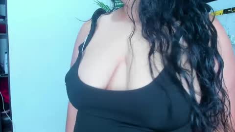 Snapshot of lucia_vonne chatting on December 2024 11:55:02 AM Lucia Vonne online show from December 2024 11:55:02 AM