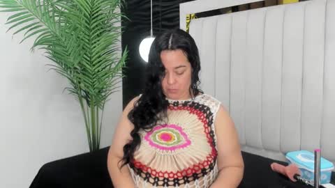 Snapshot of lucia_vonne chatting on February 2025 11:43:02 AM Lucia Vonne online show from February 2025 11:43:02 AM