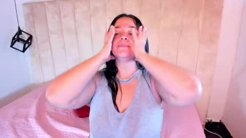 Snapshot of lucia_vonne chatting on September 2025 02:40:01 PM Lucia Vonne online show from September 2025 02:40:01 PM