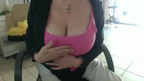 lucy_0000 online show from April 2026 07:25:02 PM