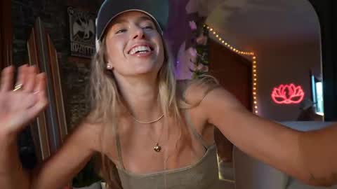 Snapshot of lucy_gooosey chatting on May 2026 01:44:01 AM Lucy. online show from May 2026 01:44:01 AM