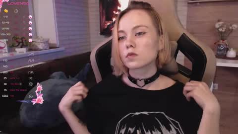 Snapshot of lucy_mirror chatting on September 2025 08:30:01 PM Lucy online show from September 2025 08:30:01 PM