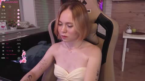 Snapshot of lucy_mirror chatting on September 2025 08:21:01 PM Lucy online show from September 2025 08:21:01 PM