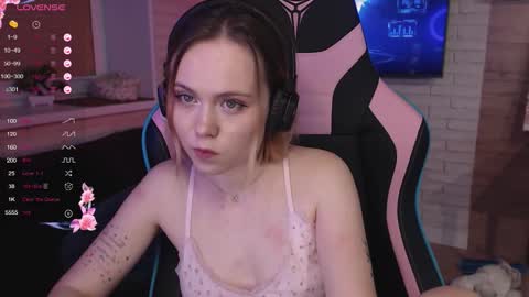 Snapshot of lucy_mirror chatting on November 2025 09:04:01 PM Lucy online show from November 2025 09:04:01 PM