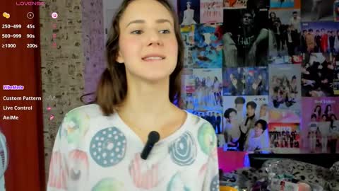 Snapshot of lucyrose33 chatting on September 2025 06:46:01 AM Lucy Rose online show from September 2025 06:46:01 AM