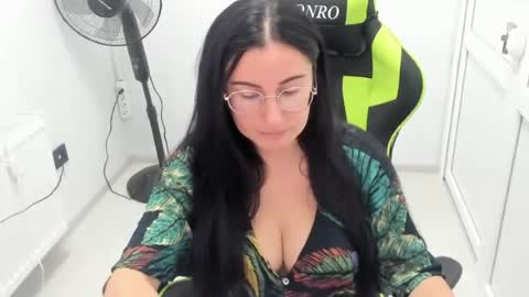 Snapshot of lucyycharm chatting on July 2026 06:33:02 AM Lucy online show from July 2026 06:33:02 AM