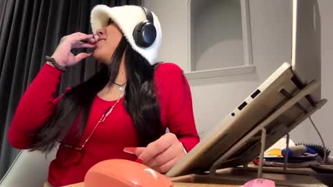 Luisa Monsters online show from October 2025 06:29:02 PM