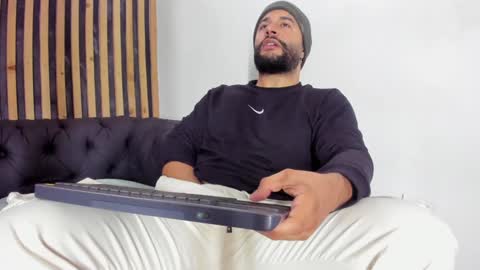 Snapshot of luke__09 chatting on December 2024 03:44:01 PM LUKE online show from December 2024 03:44:01 PM