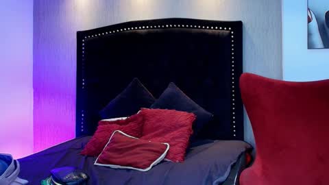 Luna And Titan  online show from January 2026 12:29:02 PM