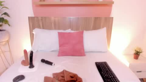 L U N A  online show from May 2026 12:35:01 PM
