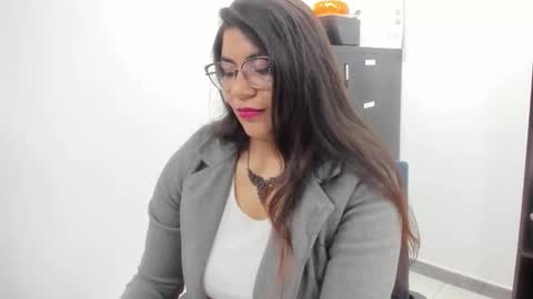 luna  online show from December 2025 11:15:01 AM