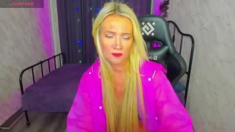 luna_lew1s online show from February 2025 11:35:02 AM