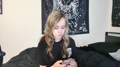 Luna online show from October 2025 09:34:02 PM