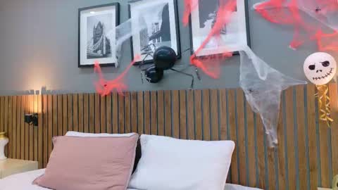 LUNA  online show from October 2025 01:44:02 PM