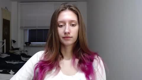 L U N A  online show from November 2025 06:40:02 AM