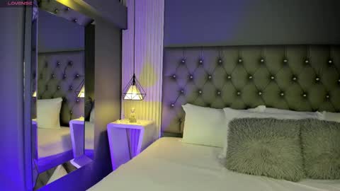 Luna  online show from November 2025 05:01:02 PM