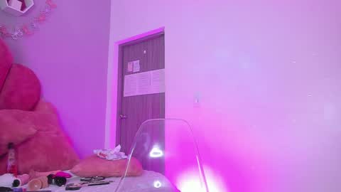 Snapshot of lunalenox_ chatting on December 2024 08:11:02 AM I M L U N A online show from December 2024 08:11:02 AM