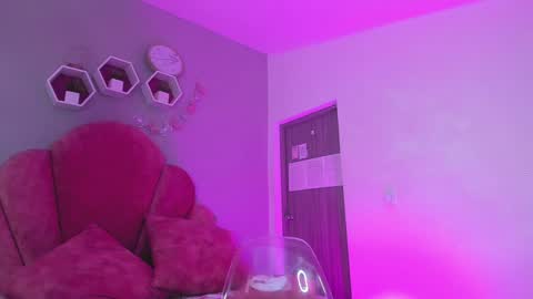 Snapshot of lunalenox_ chatting on December 2024 02:28:02 PM I M L U N A online show from December 2024 02:28:02 PM