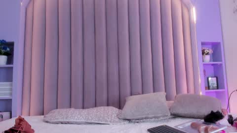 Snapshot of lunalenox_ chatting on January 2025 02:46:02 AM I M L U N A online show from January 2025 02:46:02 AM