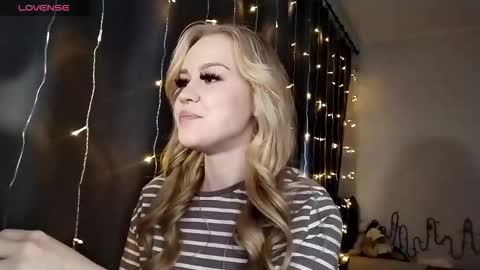 lunapeony online show from December 2025 06:51:01 AM