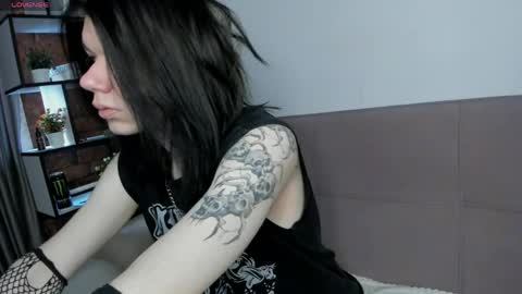 Snapshot of lunaroffset chatting on May 2026 05:48:01 AM Matthew online show from May 2026 05:48:01 AM