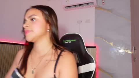 lunataylorr online show from October 2025 12:26:02 PM