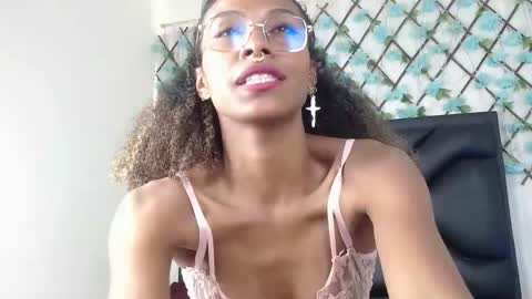 Lunna online show from October 2025 07:01:02 PM