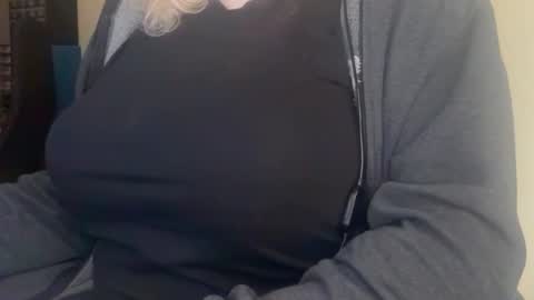 LunoviaXL online show from November 2025 10:37:02 AM