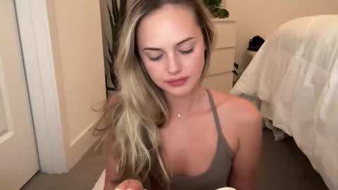 Aimee online show from December 2025 03:00:02 AM