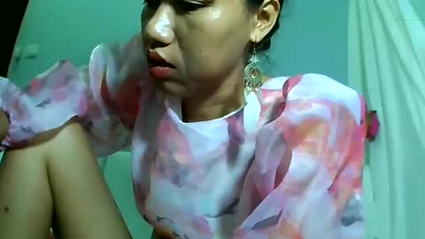 Snapshot of luvu4everxxx chatting on February 2025 05:46:01 AM Bee Bee online show from February 2025 05:46:01 AM