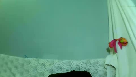 Snapshot of luvu4everxxx chatting on February 2025 05:36:01 AM Bee Bee online show from February 2025 05:36:01 AM
